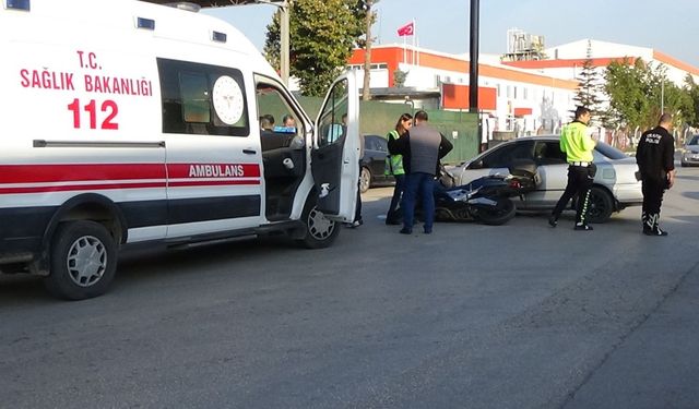 Bursa'da otomobille motosikletin çarpışması kamerada; 2 yaralı