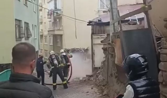 Doğal gaz borusu alev aldı, yandaki evin çatısını yaktı