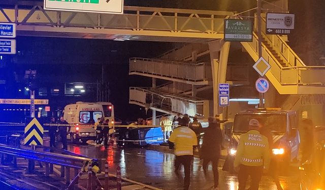 İstanbul-  Bakırköy'de, kazaya müdahale eden trafik ekibine İETT otobüsü çarptı: 1 polis şehit