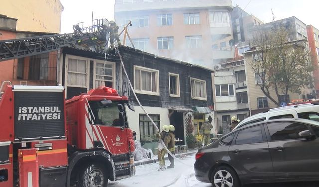 İstanbul - Beşiktaş’ta iki katlı ahşap bina alev alev yandı