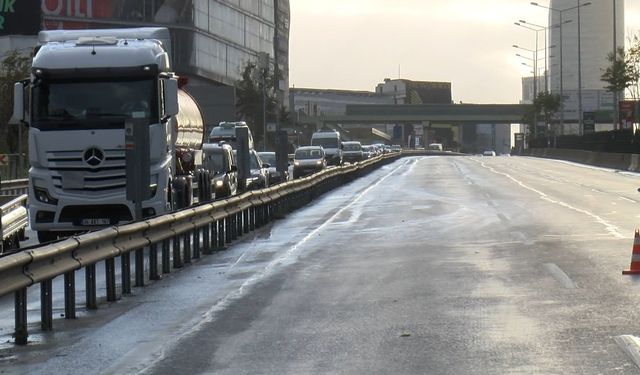 İstanbul - Kadıköy'de et yüklü kamyonet devrildi: 1 yaralı