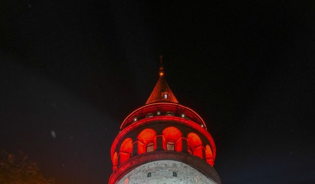 Türkiye’nin sembol yapıları Kızılay kırmızısı ile ışıklandırıldı