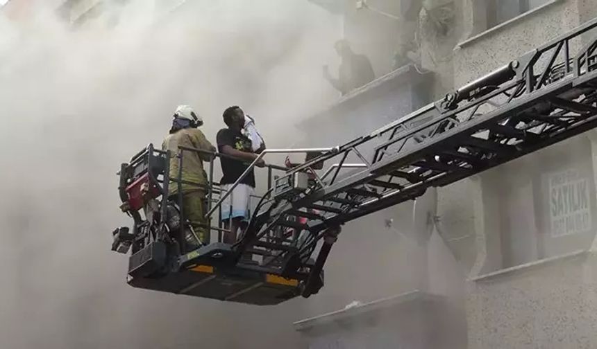 Avcılar'da 4 katlı binada yangın; 19 kişi itfaiye tarafından kurtarıldı