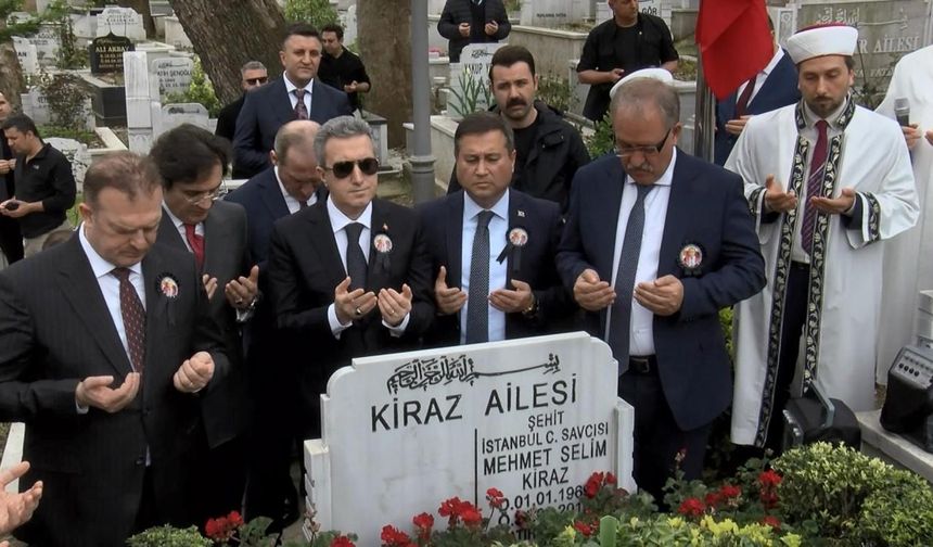 İstanbul - Şehit Cumhuriyet Savcısı Mehmet Selim Kiraz mezarı başında anıldı