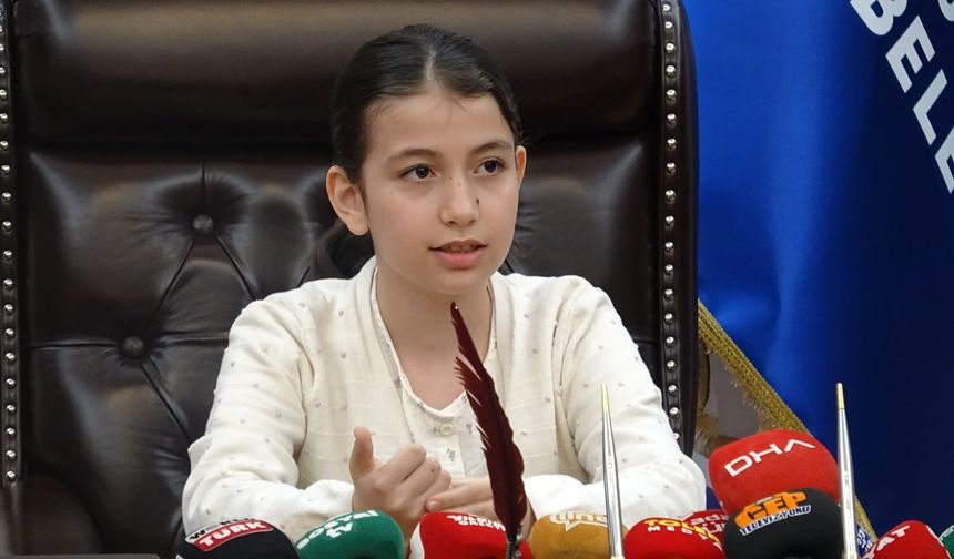 Bursa Büyükşehir Belediye Başkanlığı koltuğuna 10 yaşındaki Zeyna Defne oturdu