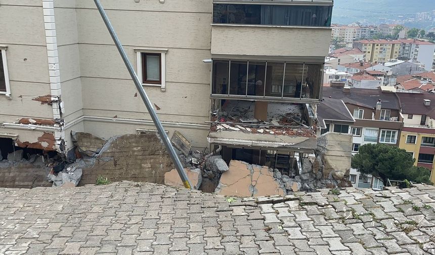 Bursa'da sağanak sırasında istinat duvarı çöktü; 2 yaralı