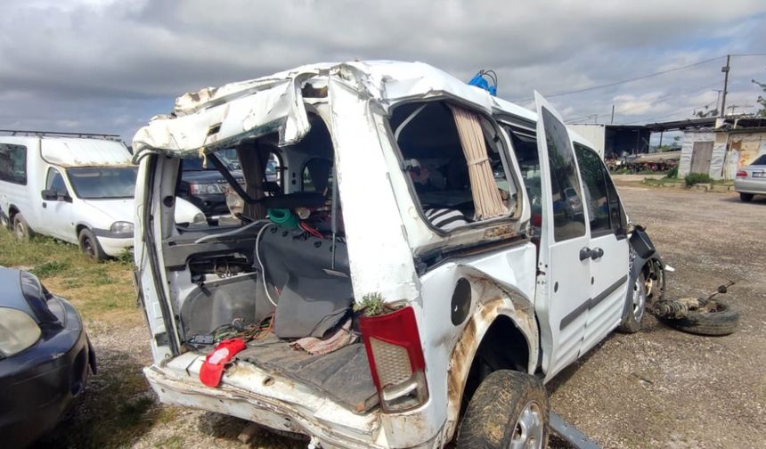 Ehliyetsiz ve alkollü sürücü, otomobiliyle hafif ticari araca çarptı: 1 ölü, 2 yaralı