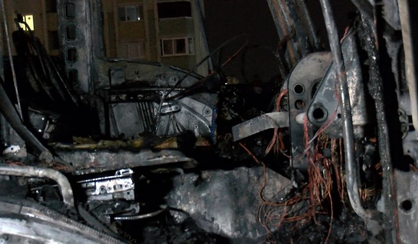 İstanbul-Başakşehir’de park halindeki kamyon alev alev yandı