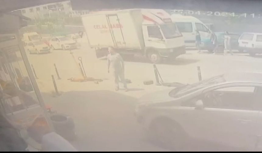 İstanbul- Bayrampaşa'da yokuş aşağı kayan kimyasal yüklü kamyonet elektrik direğine çarptı; kaza kamerada