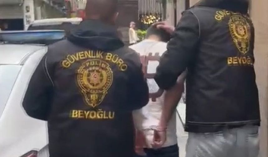 İstanbul-Beyoğlu'nda restoranda askeri üniforma ile servis yapan şüpheli tutuklandı
