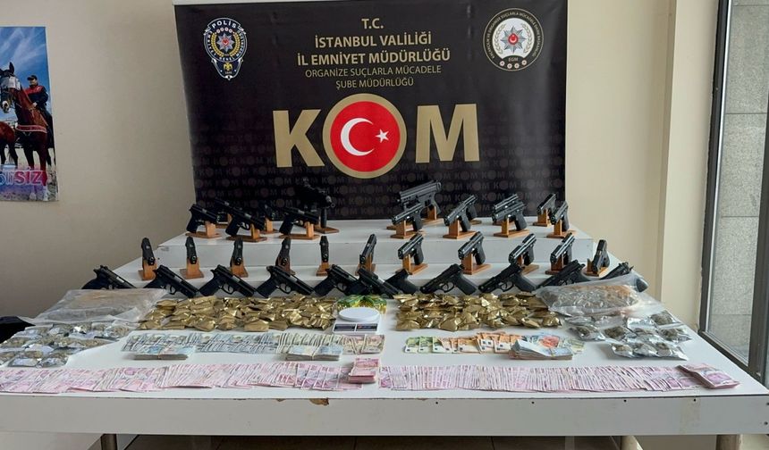 İstanbul - İstanbul'da suç örgütlerine yönelik "Mahzen-29" operasyonunda ele geçirilenler sergilendi