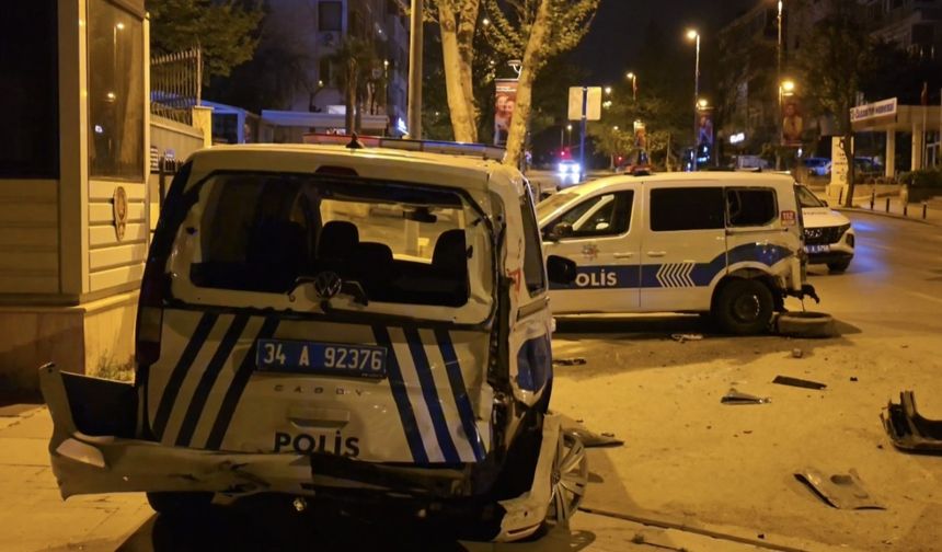 İstanbul- Kadıköy'de alkollü sürücü park halindeki 2 polis aracına çarptı