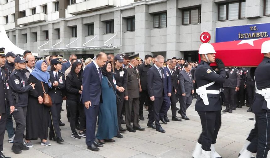 İstanbul - Şehit Emrah Büke için İstanbul İl Emniyet Müdürlüğü'nde tören