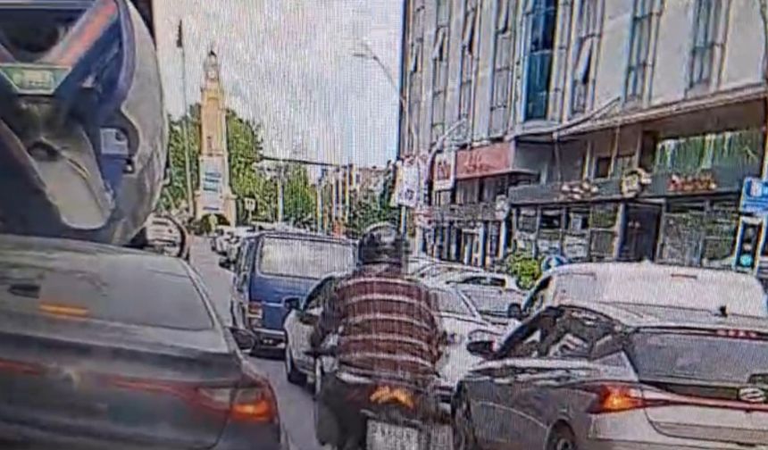 İstanbul - Sultangazi'de motosiklet sürücüsü otomobilin açılan kapısına çarptı