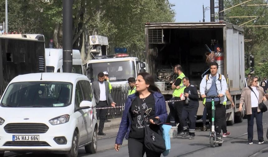 İstanbul - Tramvay arızalandı, yolcular raylarda yürüdü