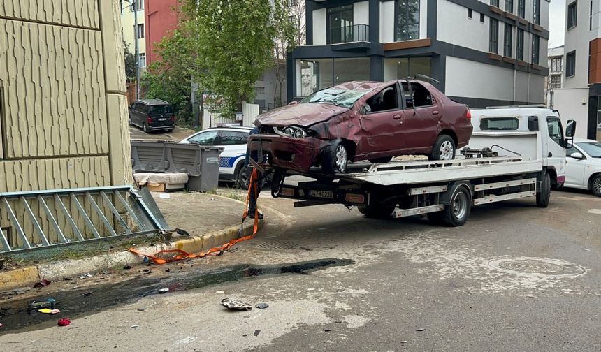 İstanbul - Tuzla’da korkuluklara çarpan otomobil alt geçide düştü: 1 yaralı