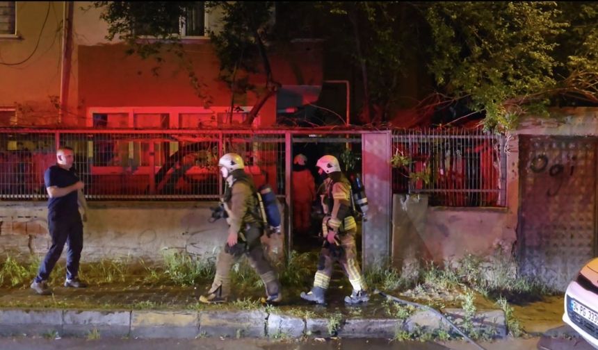Maltepe'de restoranda başlayan yangın, otomobile ve bitişiğindeki binaya sıçradı