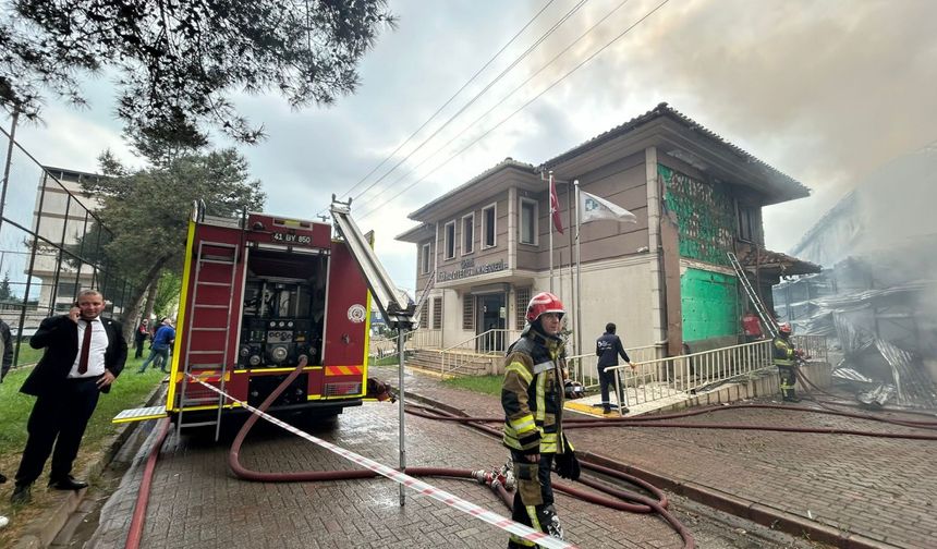 Markette çıkan yangın, belediyenin sosyal tesisine sıçradı (3)