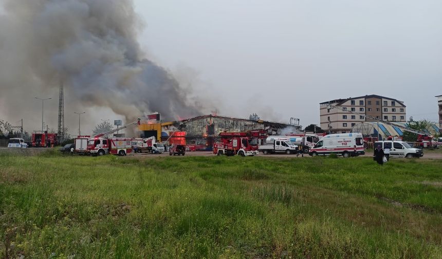 Markette çıkan yangın, belediyenin sosyal tesisine sıçradı