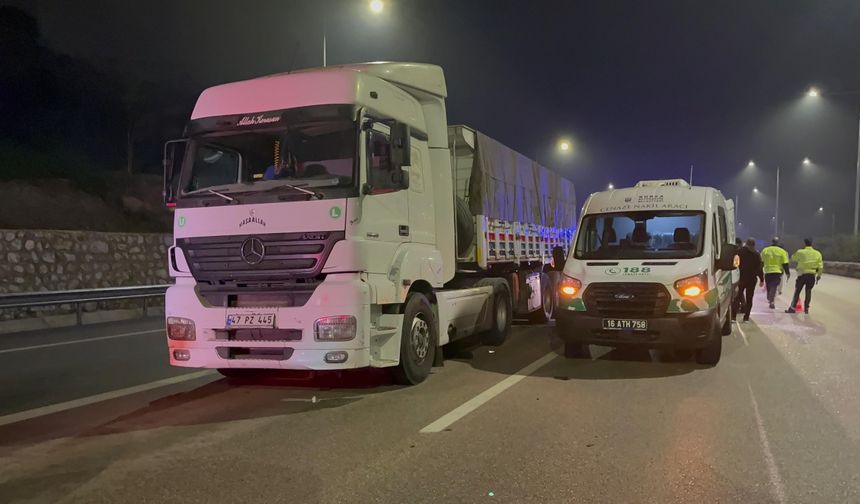 Bursa'da arıza yapınca yolda duran TIR'a hafif ticari araç çarptı: 1 ölü