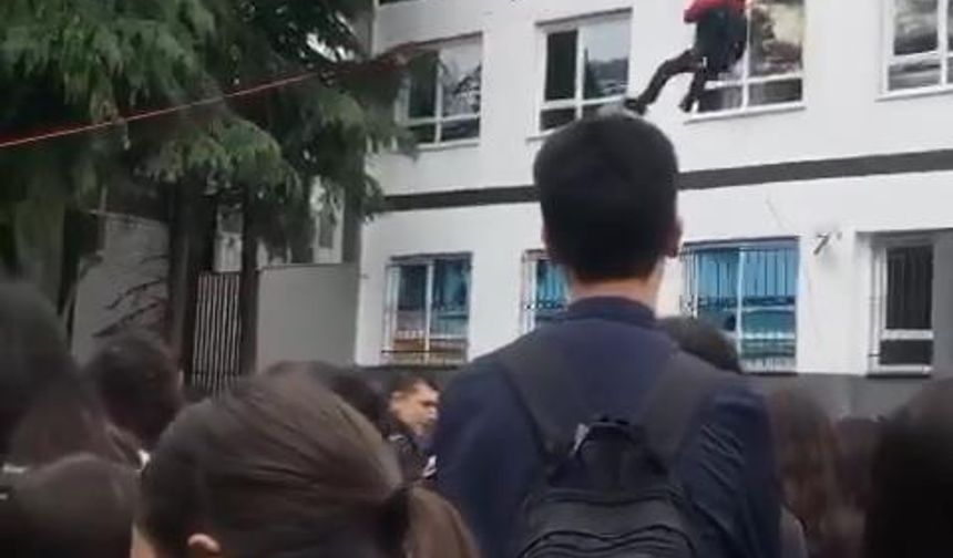 İstanbul - Bakırköy'de okulda tatbikat yapan AFAD görevlisi düşerek yaralandı - 1