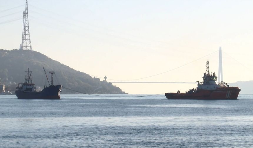 İstanbul - İstanbul Boğazı’nda  arızalan gemi Büyükdere Demirleme Sahası’na çekildi-2 (görüntüyle)