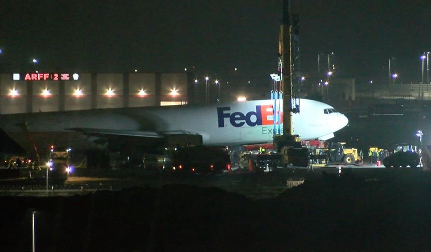 İstanbul-İstanbul Havalimanında gövdesi üzerine inen uçağı kurtarma çalışmaları devam ediyor