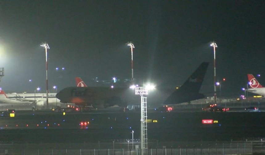 İstanbul-İstanbul Havalimanında gövdesi üzerine inen uçak kaldırıldı
