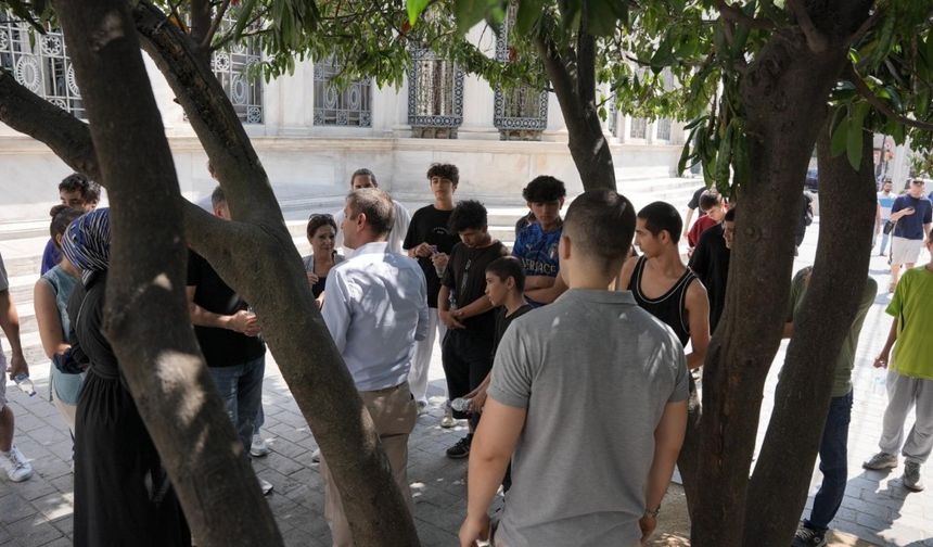 İstanbul- Gençler 'Ecdat Yadigarı' eserleri geziyor