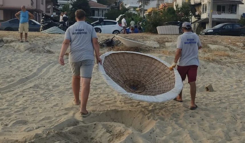 Saros’taki sahillerde sabit şezlong ve şemsiyeler kaldırılıyor