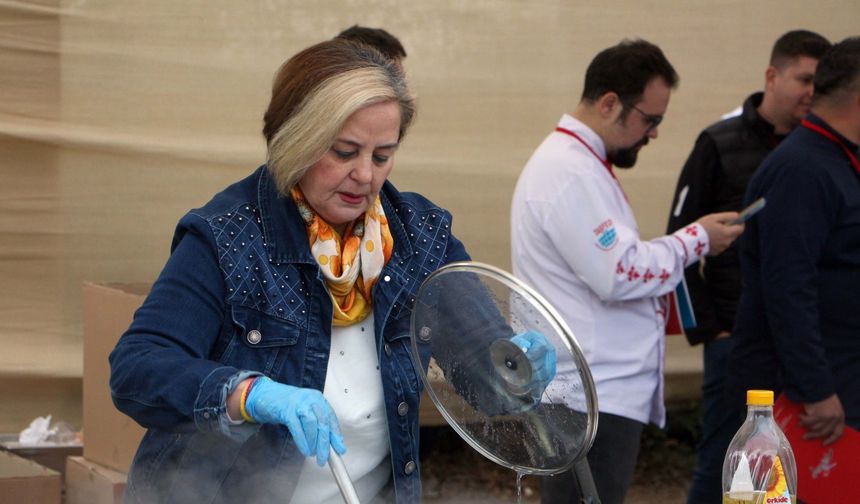 Edirne'de minik aşçılar, anneleriyle birlikte en lezzetli köfteyi yapmak için yarıştı