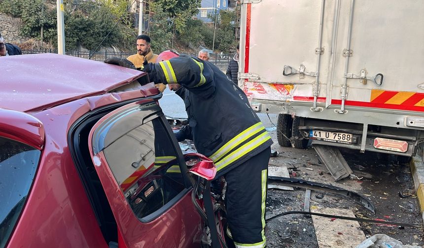 Park halindeki kamyonete çarpan otomobilin sürücüsü yaralandı