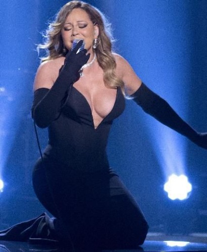 Mariah Carey, önceki akşam Washington’da bulunan Warner Tiyatrosu’nda sahneye çıktı.